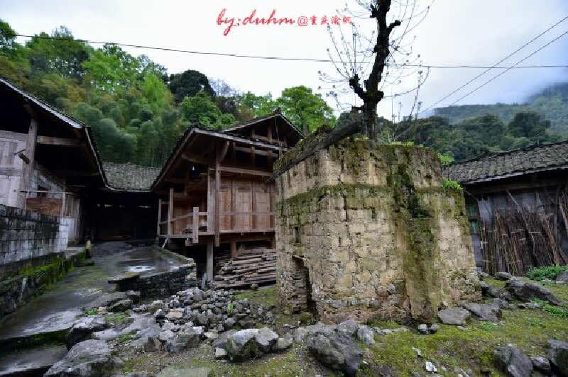 与很多农村一样,石泉寨里很多年轻人都外出闯荡去了,在外多是一些老人