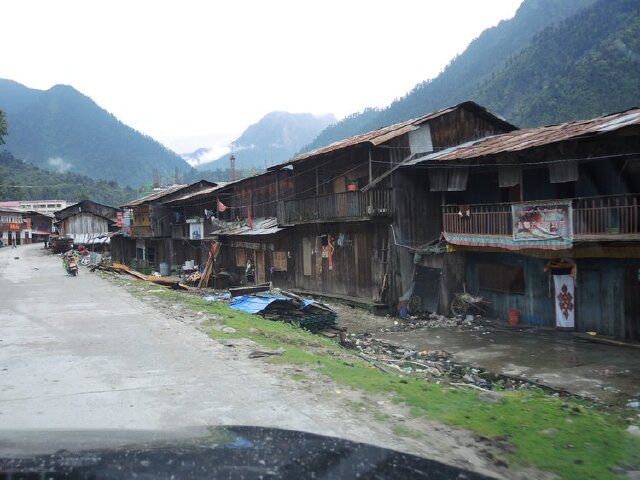 走了20公里的路我们来到背崩村,村的规模比想象的要大,是背崩乡所在地