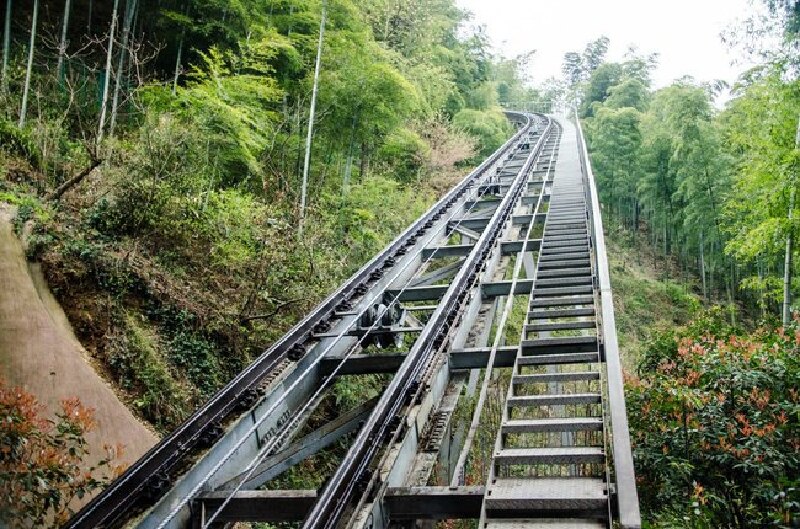 缆车的轨道看起来好友气势哦,一条铁路通往