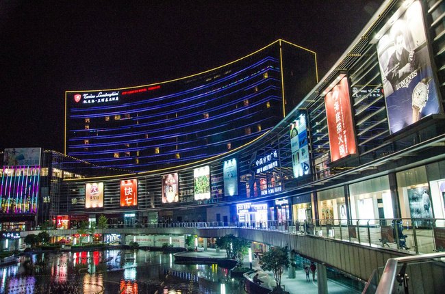 酒店地处昆山市市区境内,走到莱茵广场的时候就能看到最高的大厦就是