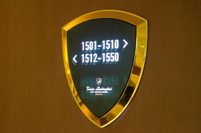 到了客房楼层就可以看得见兰博基尼品牌的logo在客房门口也能看得见.