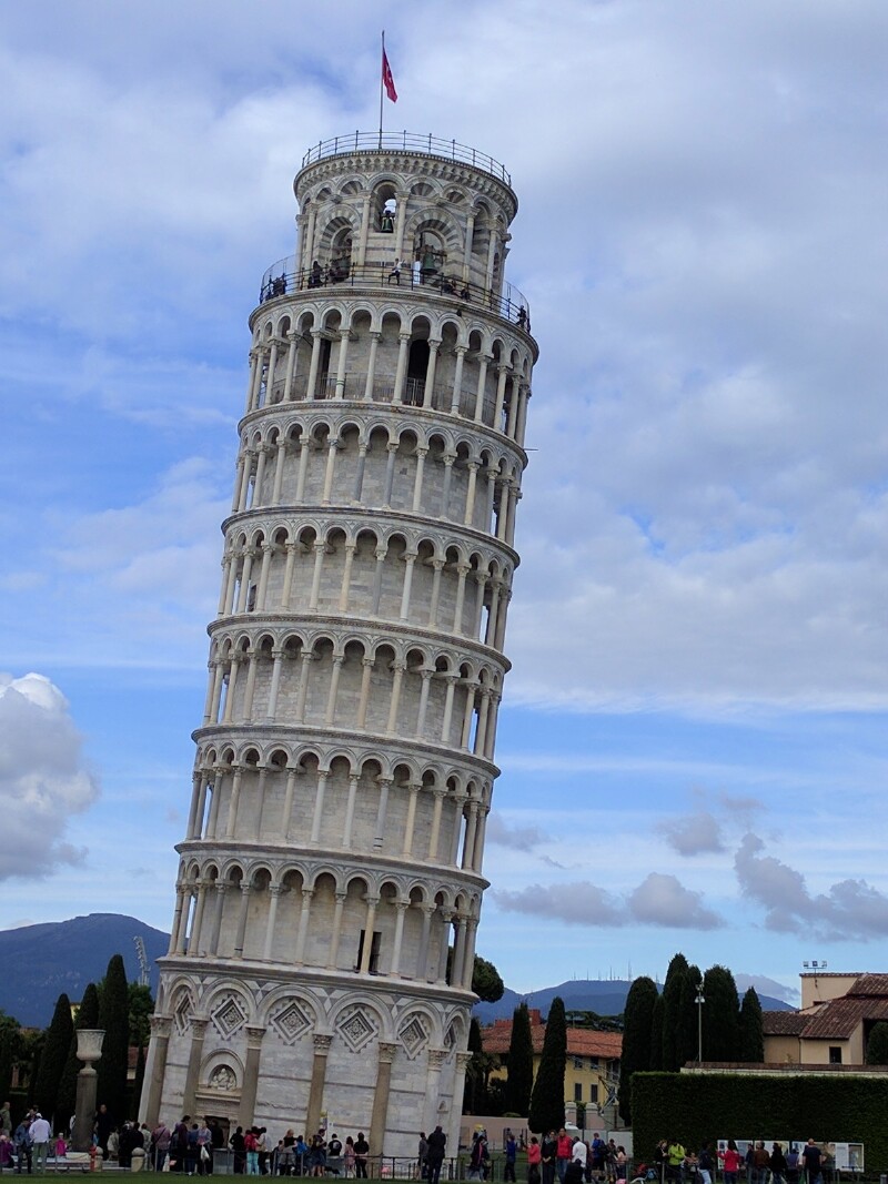 当然最吸引我们的著名比萨斜塔.