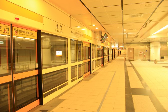 台湾的捷运站人流量非常小,这样的地铁站好像在上海没看到过