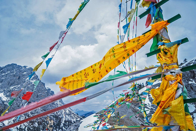 在這裡懸掛風馬旗,可以保護雪山下的村民安寧祥和,抵禦魔怪和邪惡的