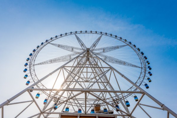 当然也可以在骆马湖边乘坐摩天轮,从一百多米的高空俯瞰骆马湖美景.