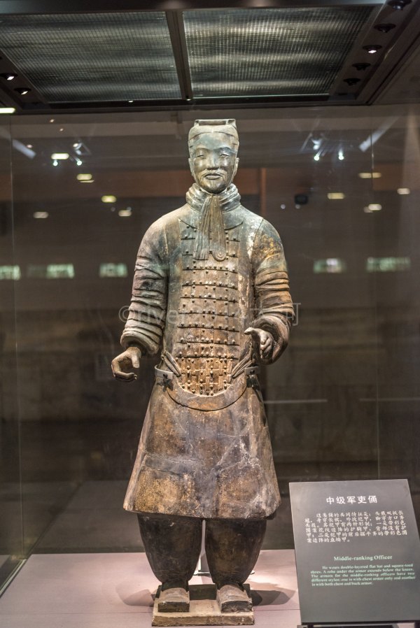 军吏俑的身材一般不如将军俑体魄丰满魁伟,但整体上比较高大,双肩宽阔