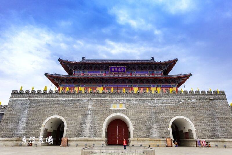 东大门出入景区门户,由一组壮观的,巍峨的