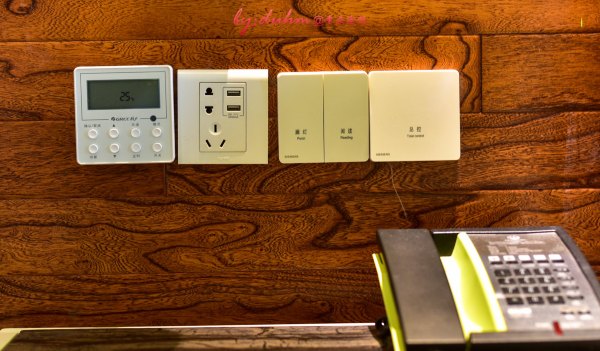 床头的插座,非常人性化的运用了多功能插座,有两个usb插口