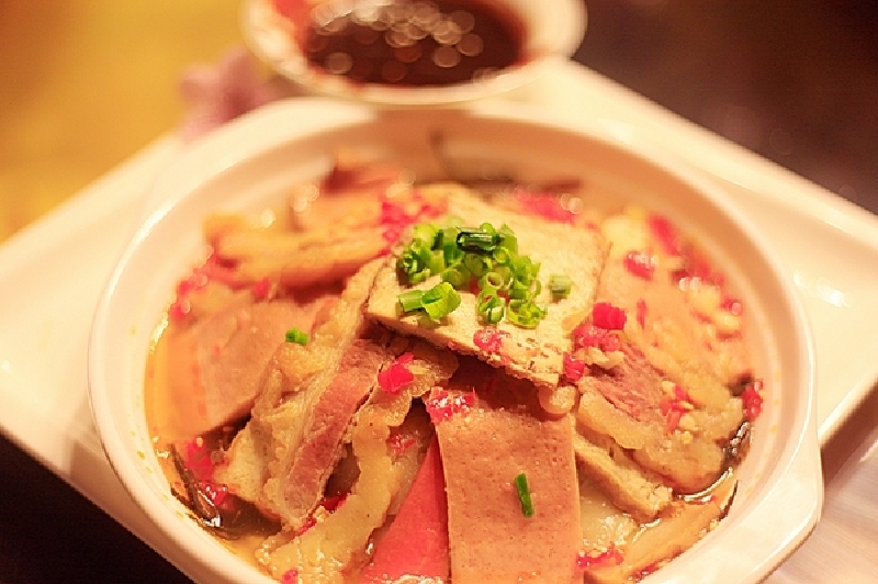 通江美食,主要美食有:铁罐饭,菜豆腐稀饭,包谷细米干饭,葱卷,银耳羹