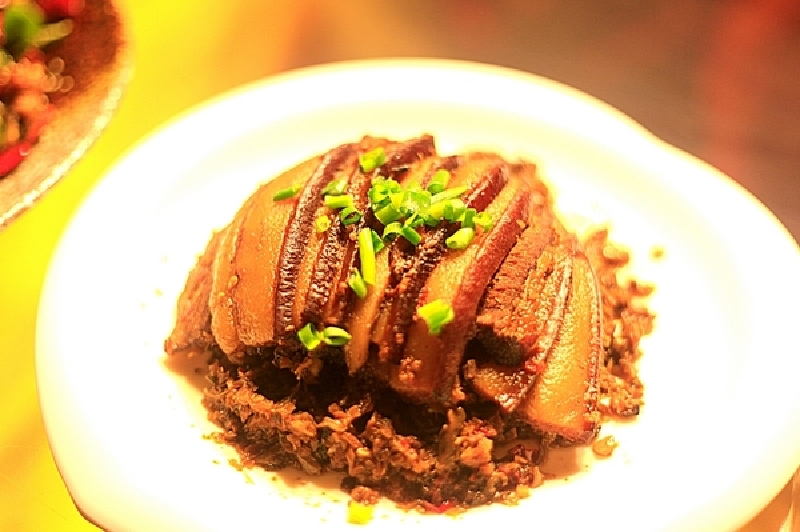 通江美食,主要美食有:铁罐饭,菜豆腐稀饭,包谷细米干饭,葱卷,银耳羹