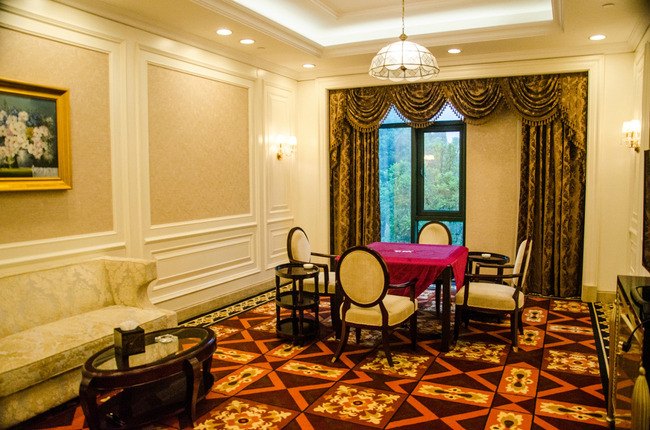 这里就是麻将室的包厢,整个包厢仿佛是皇家家族的居家环境一样大气