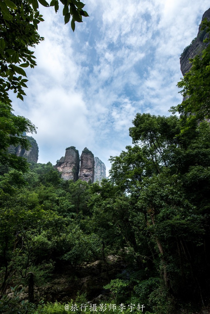 玉女吹簫雙筍嫩,犀牛望月一帆雄. 晨鷹斂翅歇山頂,夜景迷人醉夢中.