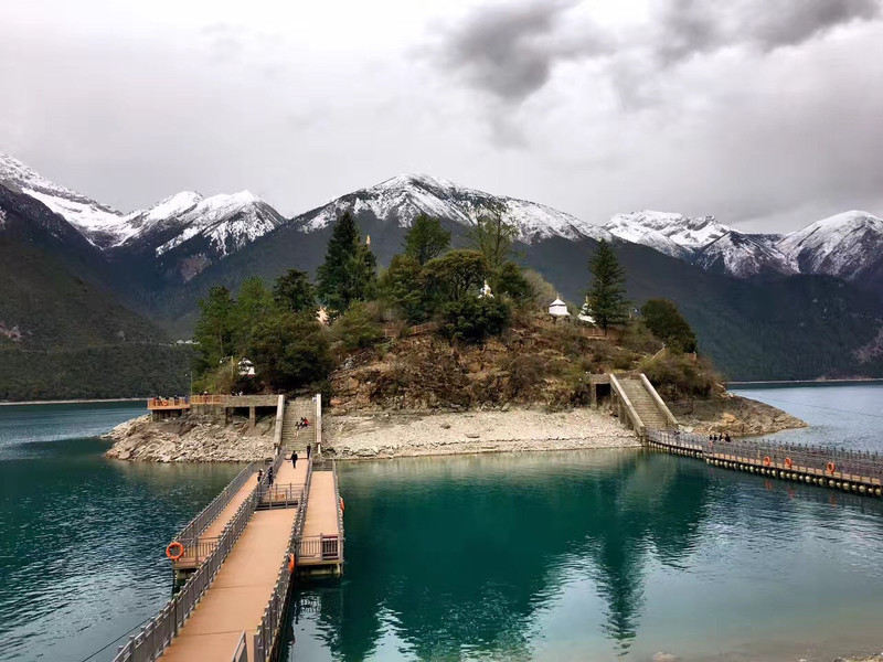 上伴着雪山 湖中有一个湖心岛是红教的一处著名神湖和圣地位于距林芝