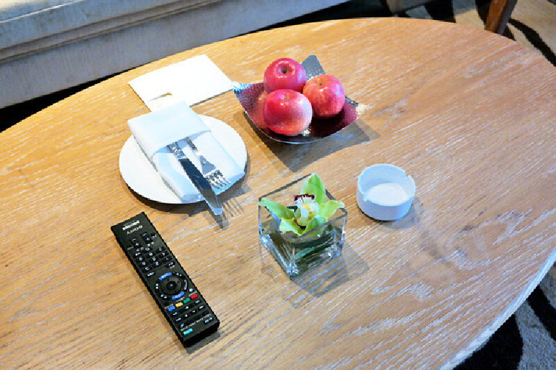 会客厅的小桌上还摆放着欢迎水果,三个