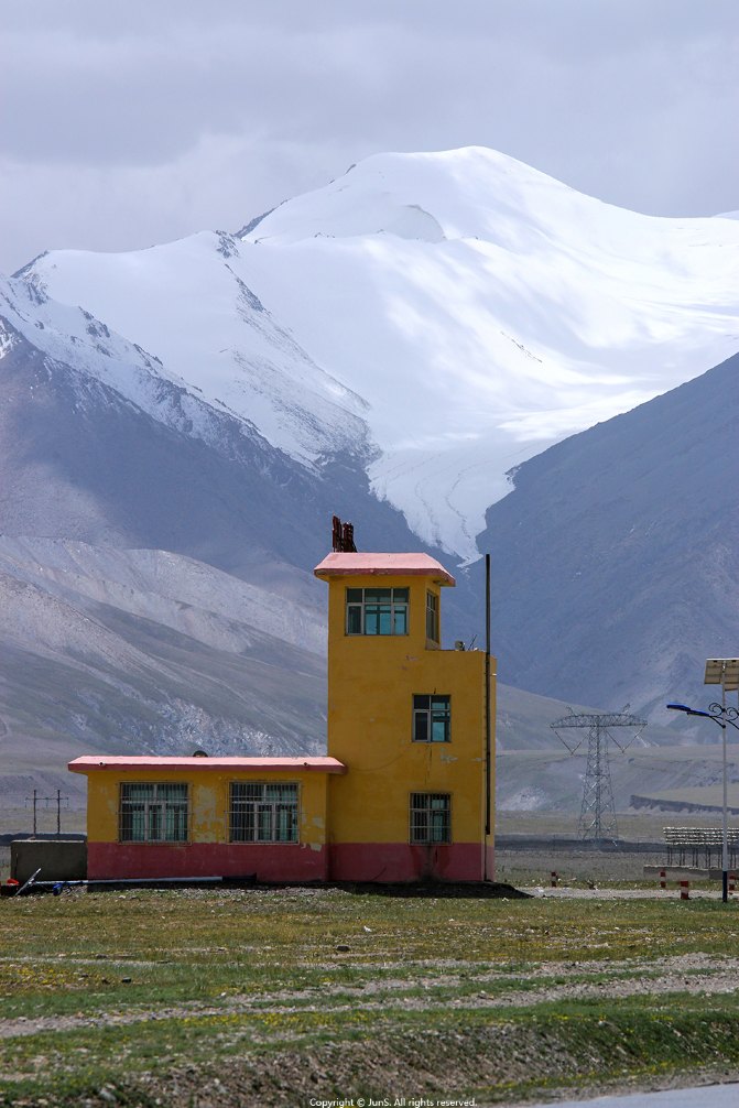 当我们过了昆仑山口4768米,再往前开是玉珠峰,进入可可西里自然保护区