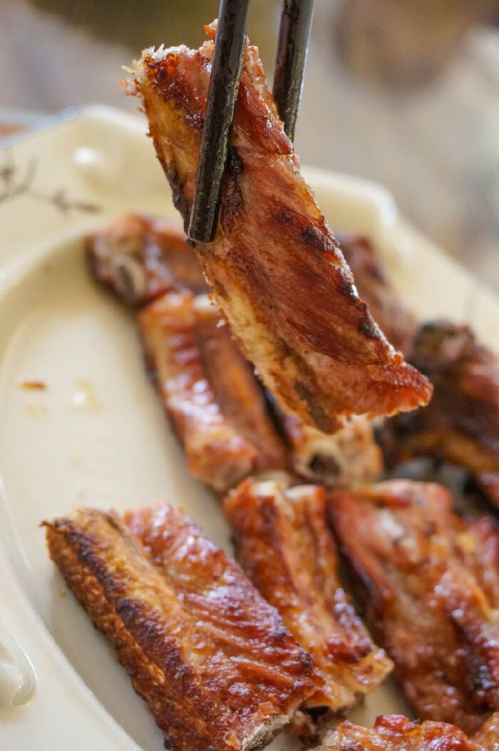 还有"荔枝木炭烧排骨"皮脆肉嫩,吃起来还有淡淡的清香,一人一根都不够