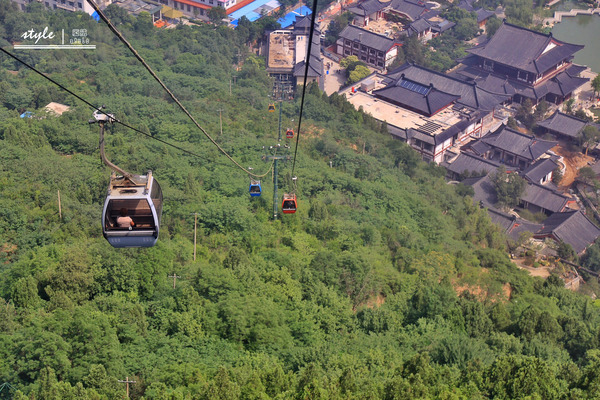 10分钟左右,就可以做到骊山上,往上爬就是老母殿和老君殿.