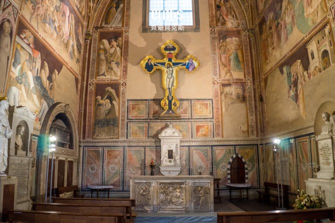 圣十字圣殿是世界上最大的方济各会教堂,教堂内部正是反映了方济各会