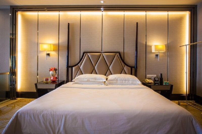 客房空间超级大,足足72平米,一张洁白的大床