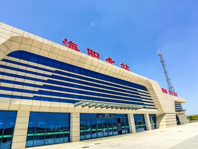 单从路程上来说,莱阳和即墨北站火车站比海阳北站距离酒店更近.