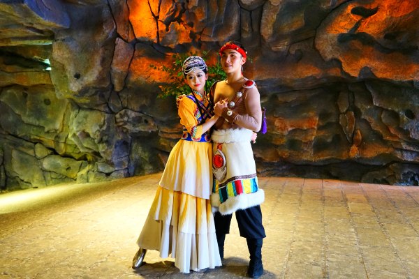 千古情大剧院,外形设计从丽江千古情演绎的爱情故事和纳西文字中吸取