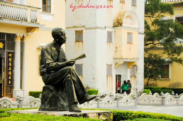 泮立"与"泮文"两幢最为壮观,园主谢维立的坐势铜像竖立在"泮立"的前方