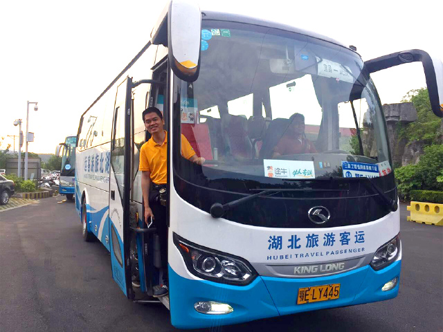 舒适宽敞的旅游大巴