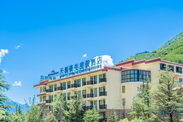 通往沟口的那一条路上(去九寨沟只有这一条路),有许多的饭馆,酒店