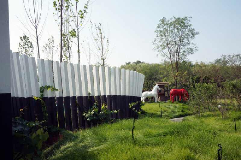 用黑白琴键与地面音符展现流动的多瑙河