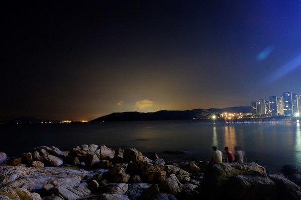 沿途吹著舒爽的海風,看著海邊的夜景,感受著心臟跳動的聲音,那一刻