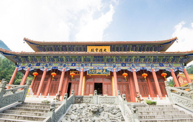 大雄宝殿是佛寺中最重要,最庞大的建筑"大雄"即为佛祖释加牟尼.