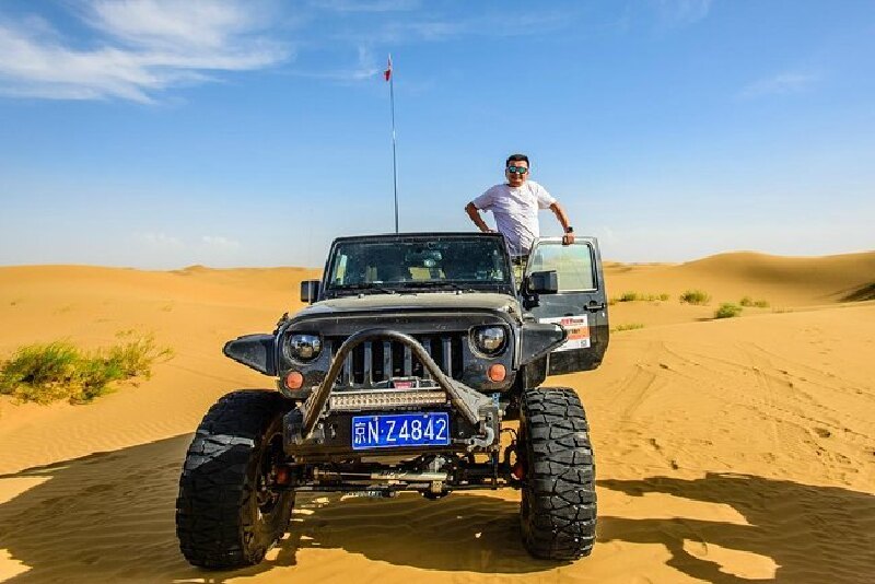  沙漠中行进的越野车.