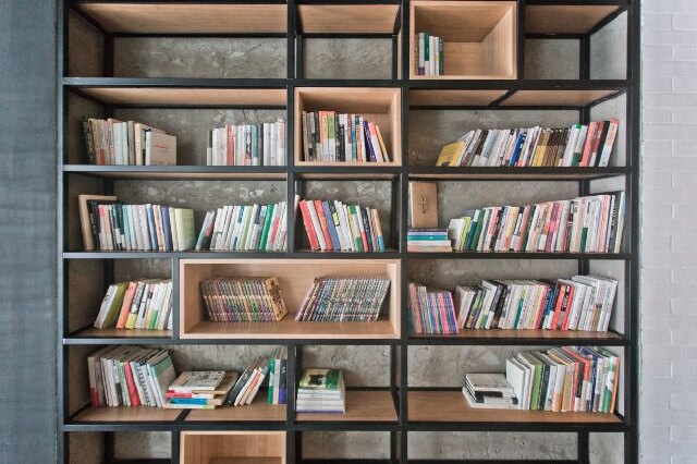 曾经想象要在自己家拥有这样满满一背景墙的书,而亚朵帮我实现了.