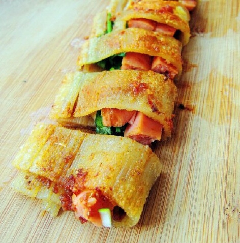 有各种炸串串,这家烤冷面是将冷面放在铁板上压成饼状,而不是一张一张