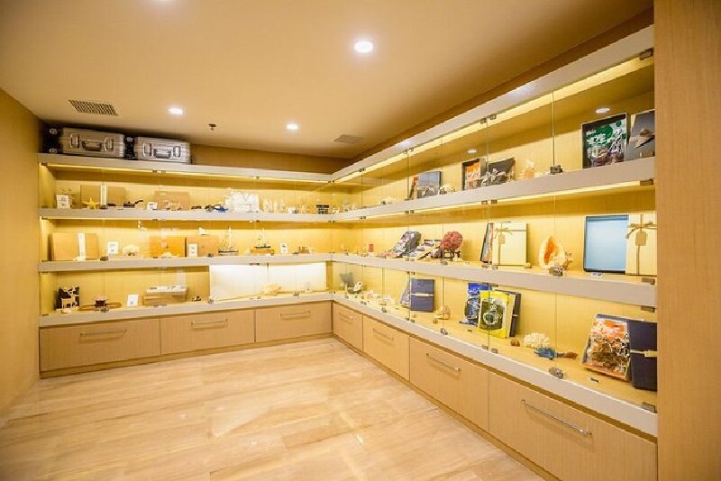 前台的一侧是酒店的特色礼品展示区.