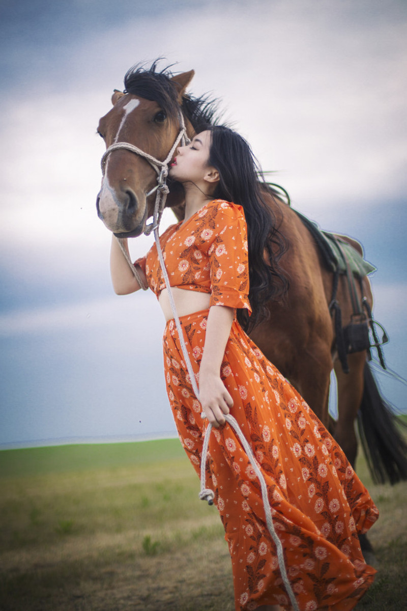 草原姑娘骑马图片图片