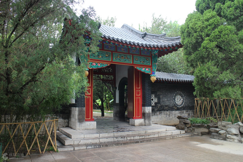 出鐵公祠向東有一名湖樓可觀明湖全景,再往東經奇石館到月下亭.