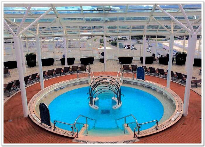 漩涡泳池是飞碟状水按摩泳池,这座海上移动的泳池