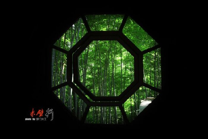 从三国雕塑园过来,便到了南屏山上诸葛亮借东风火烧赤壁的拜风台.