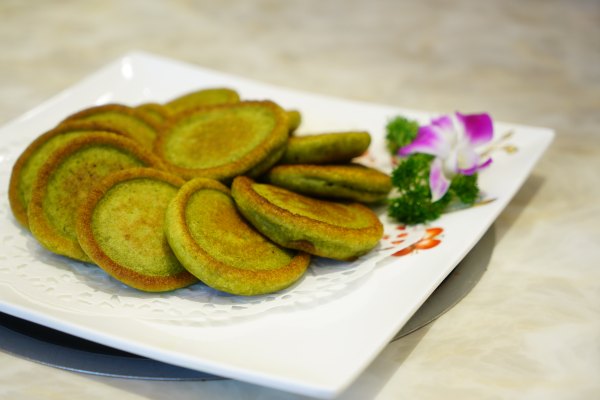 他们带来了正宗青海的青稞酒助兴,喝上杯冰凉的甜胚,吃上正宗的青稞饼