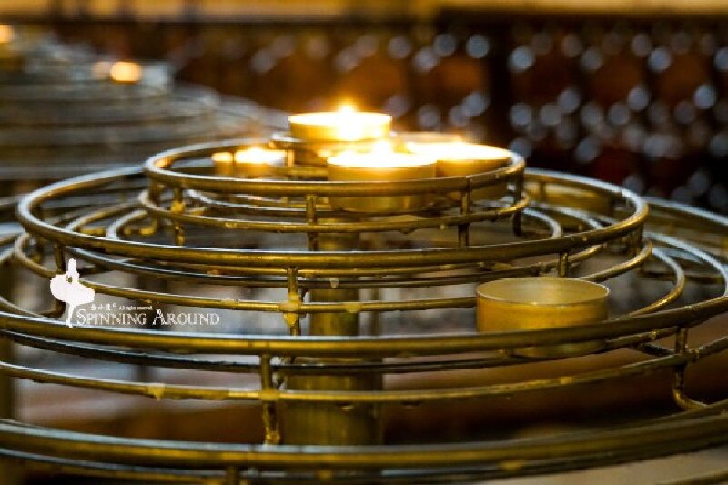 虔诚的信徒在这里点燃烛火,萤烛之光也可