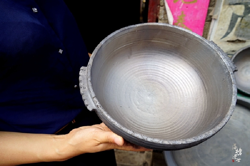 王增荣用年轻人更为开放的视野,将织金砂锅