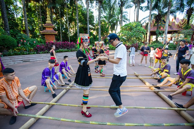 曼听公园 ▼对,你没看错,就是哥哥我拉着爱伲妹妹的手,跳着竹竿舞