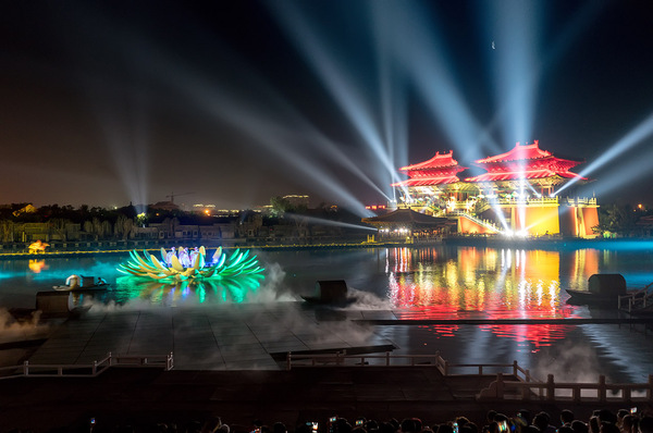 园内再现了繁华的汴京城,《大宋·东京梦华》实景演出首次投资1