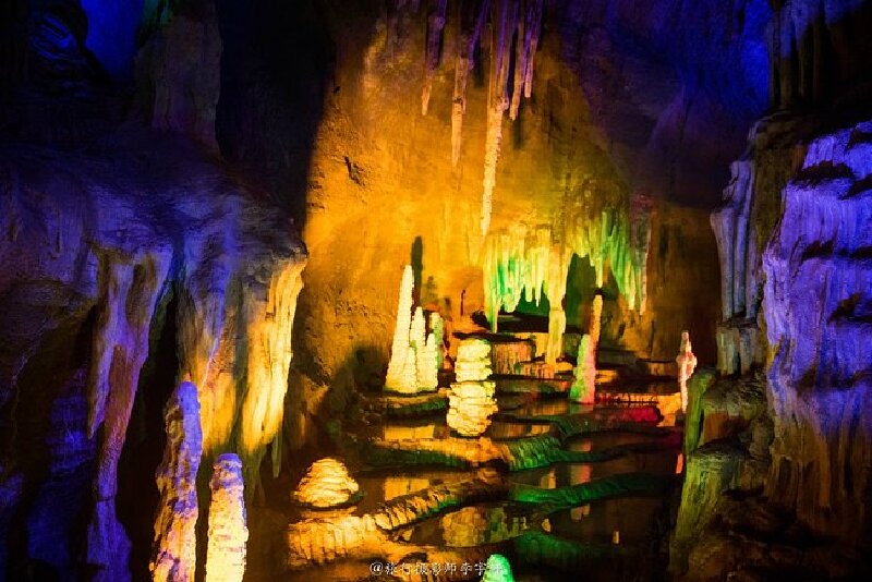 地下大峡谷中有100多处景点中,代表性的有几处:"九龙宫".