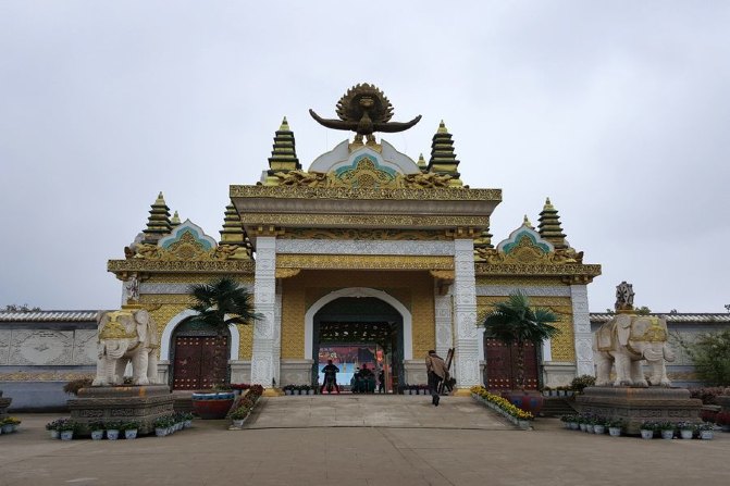 最后来到大理皇宫,里面有一个大型演艺舞台,每天在规定时间有现场表演