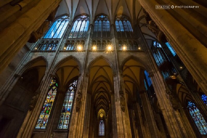 科隆大教堂的柱子没有采用希腊和罗马的柱式,而是采用束柱和尖拱做