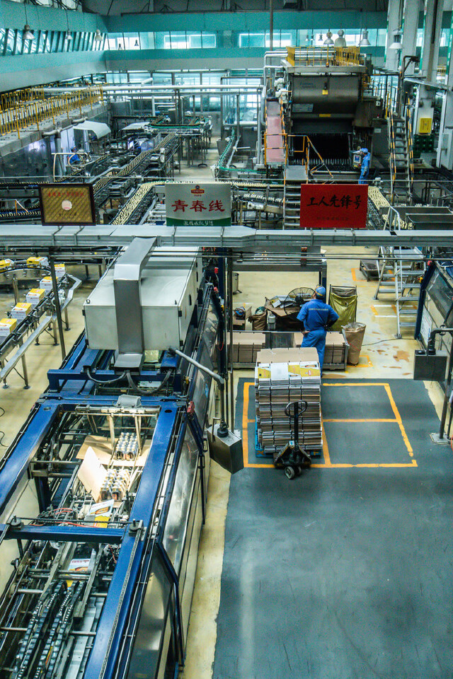 忙碌的生产包装车间,全自动生产线.