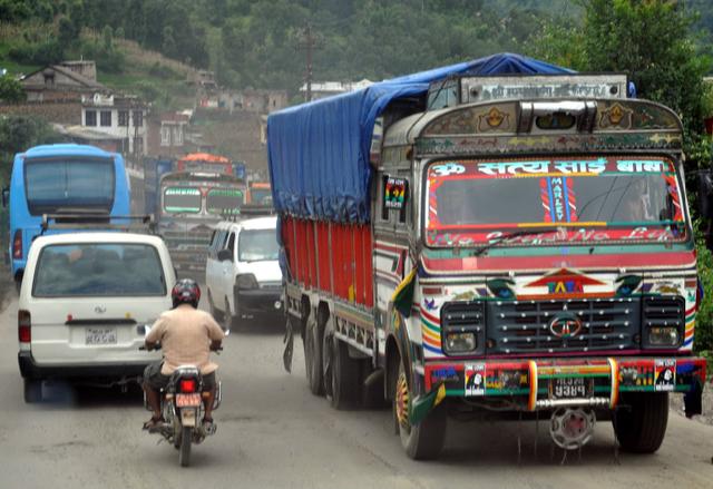 我可以欣赏每辆尼泊尔汽车的装饰艺术.