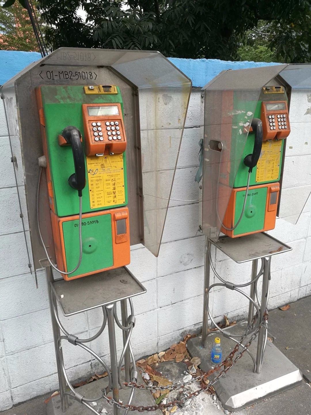 老式投币电话,貌似国内已经很难见到了,即使能见到也都损坏不能用了.